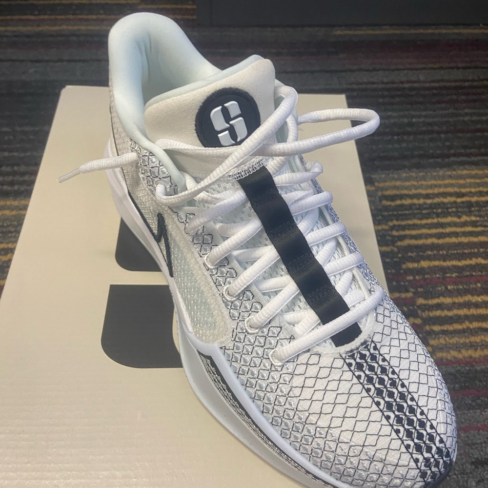 Nike White and Black Lightweight Athletic Shoes